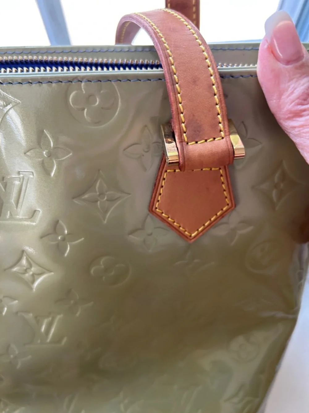 7007. ✨LUXURY✨Louis Vuitton Olive Vernis MonoTote w/ Tan Leather Handles. COA. - Picture 9 of 16